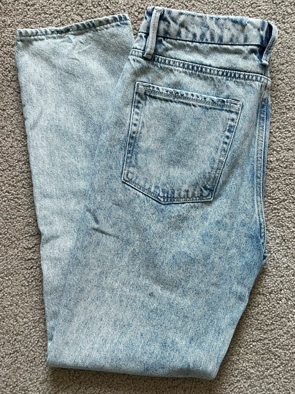 Good American Straight Leg Jeans in Light Wash Blue